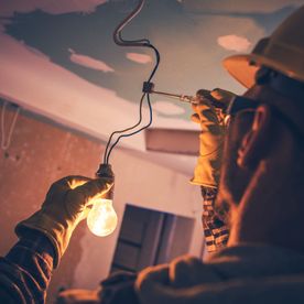 Elektriker kobler en lampe