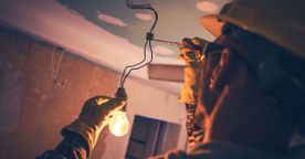 Elektriker kobler en lampe
