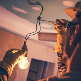 Elektriker kobler en lampe